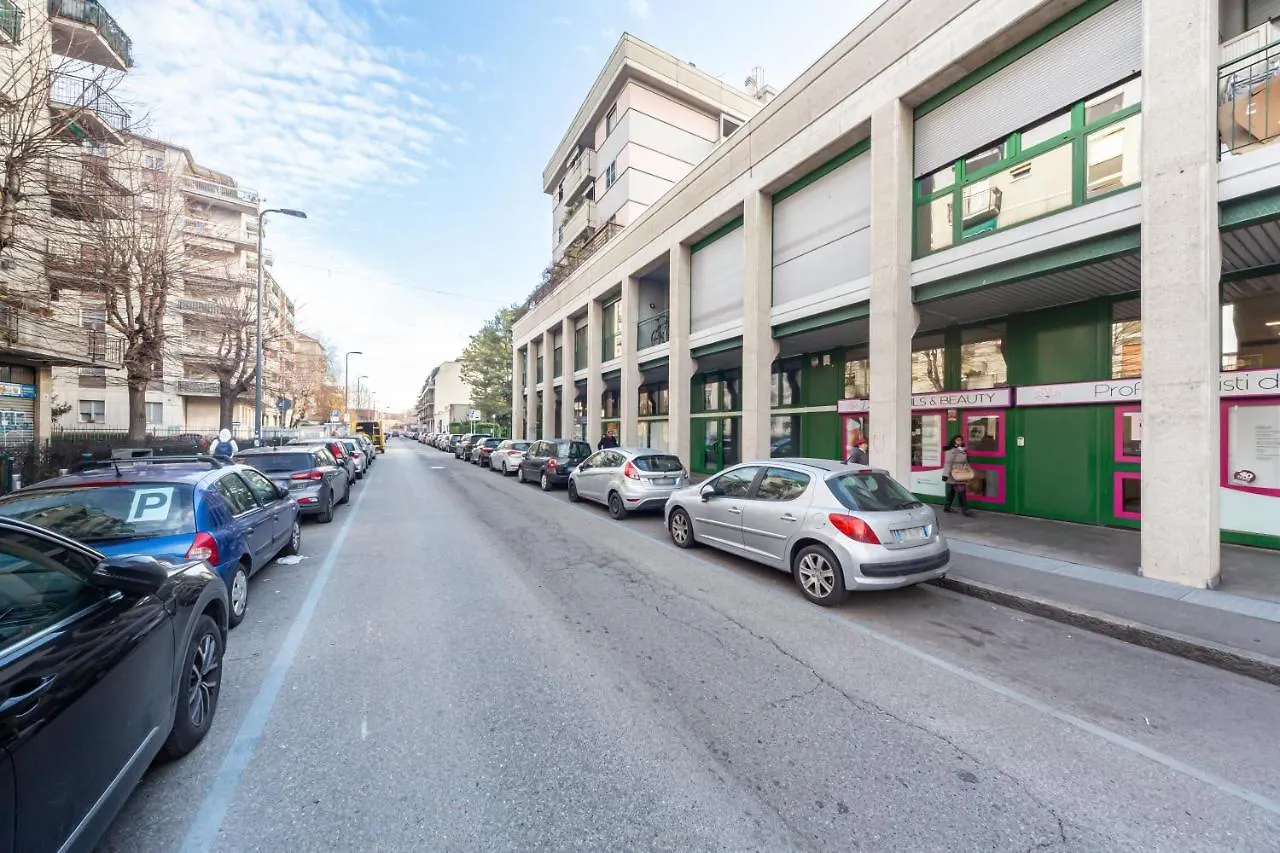 Cozy Apt - Private Parking & Terrace Apartment Milan